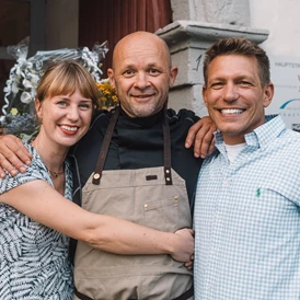 Hochzeit: Die Gastgeber des Hauses mit Küchenchef (mitte) - Altstadthotel Weinforum Franken