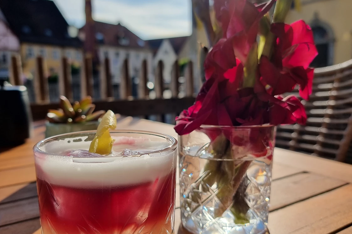 Hochzeit: Außenbereich zum Marktplatz des Weinortes - Altstadthotel Weinforum Franken