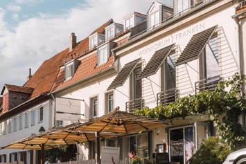 Hochzeit: Hausansicht zum Marktplatz - Altstadthotel Weinforum Franken