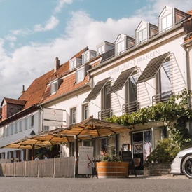 Hochzeit: Hausansicht zum Marktplatz - Altstadthotel Weinforum Franken