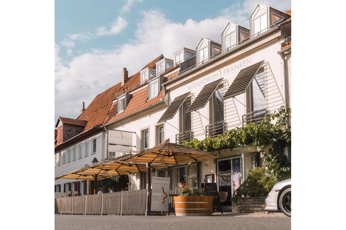 Hochzeit: Hausansicht zum Marktplatz - Altstadthotel Weinforum Franken