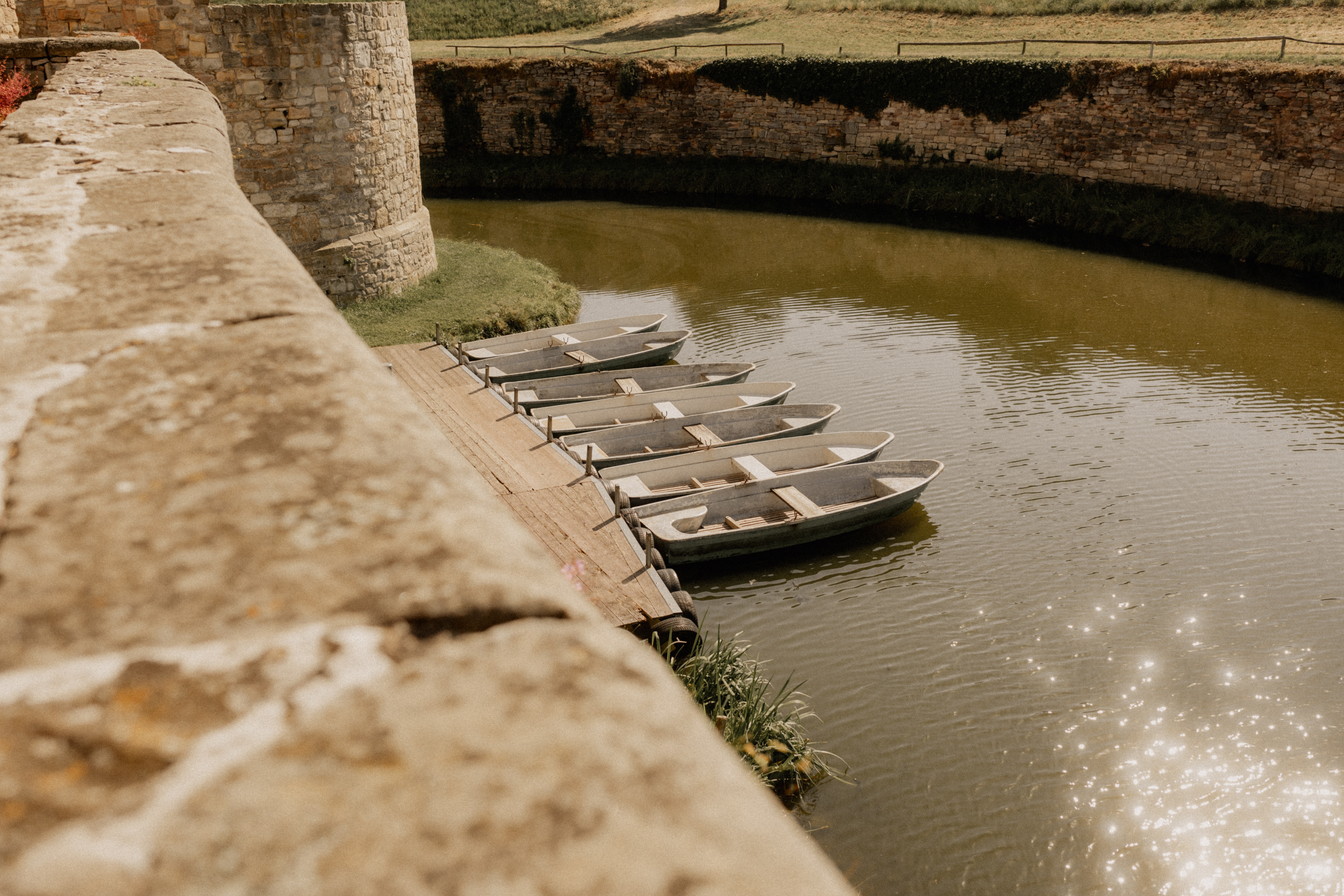 Hochzeit: Durch den Burggraben führt eine idylische Bootsfahrt - ideal für unvergessliche Hochzeitsfotos. - Wasserburg Heldrungen