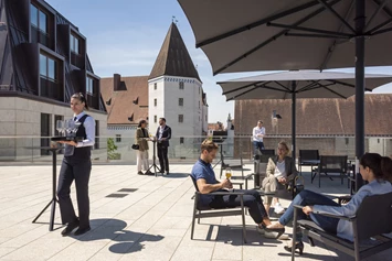 Hochzeit: Große Dachterrasse für den perfekten Sektempfang oder einen Cocktail-Ausklang mit Blick auf das Neue Schloss mit direktem Anschluss zum Veranstaltungsraum - Maritim Hotel Ingolstadt