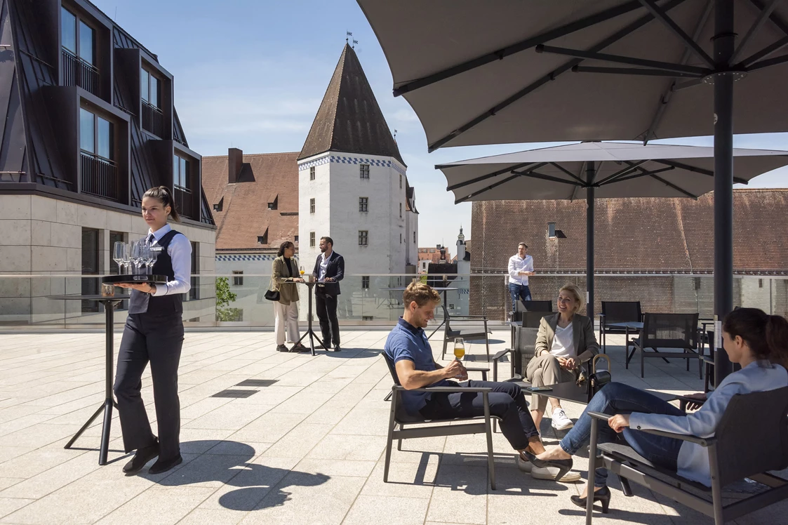 Hochzeit: Große Dachterrasse für den perfekten Sektempfang oder einen Cocktail-Ausklang mit Blick auf das Neue Schloss mit direktem Anschluss zum Veranstaltungsraum - Maritim Hotel Ingolstadt