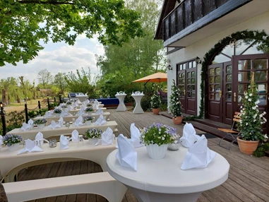 Hochzeit: Die Terrasse mit Bierzeltgarnituren bestuhlt - Spreeparadies