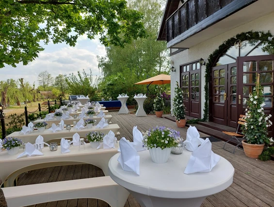 Hochzeit: Die Terrasse mit Bierzeltgarnituren bestuhlt - Spreeparadies