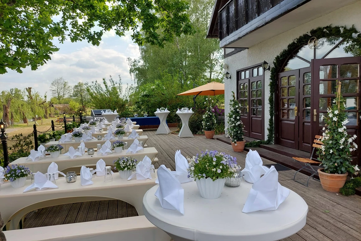 Hochzeit: Die Terrasse mit Bierzeltgarnituren bestuhlt - Spreeparadies