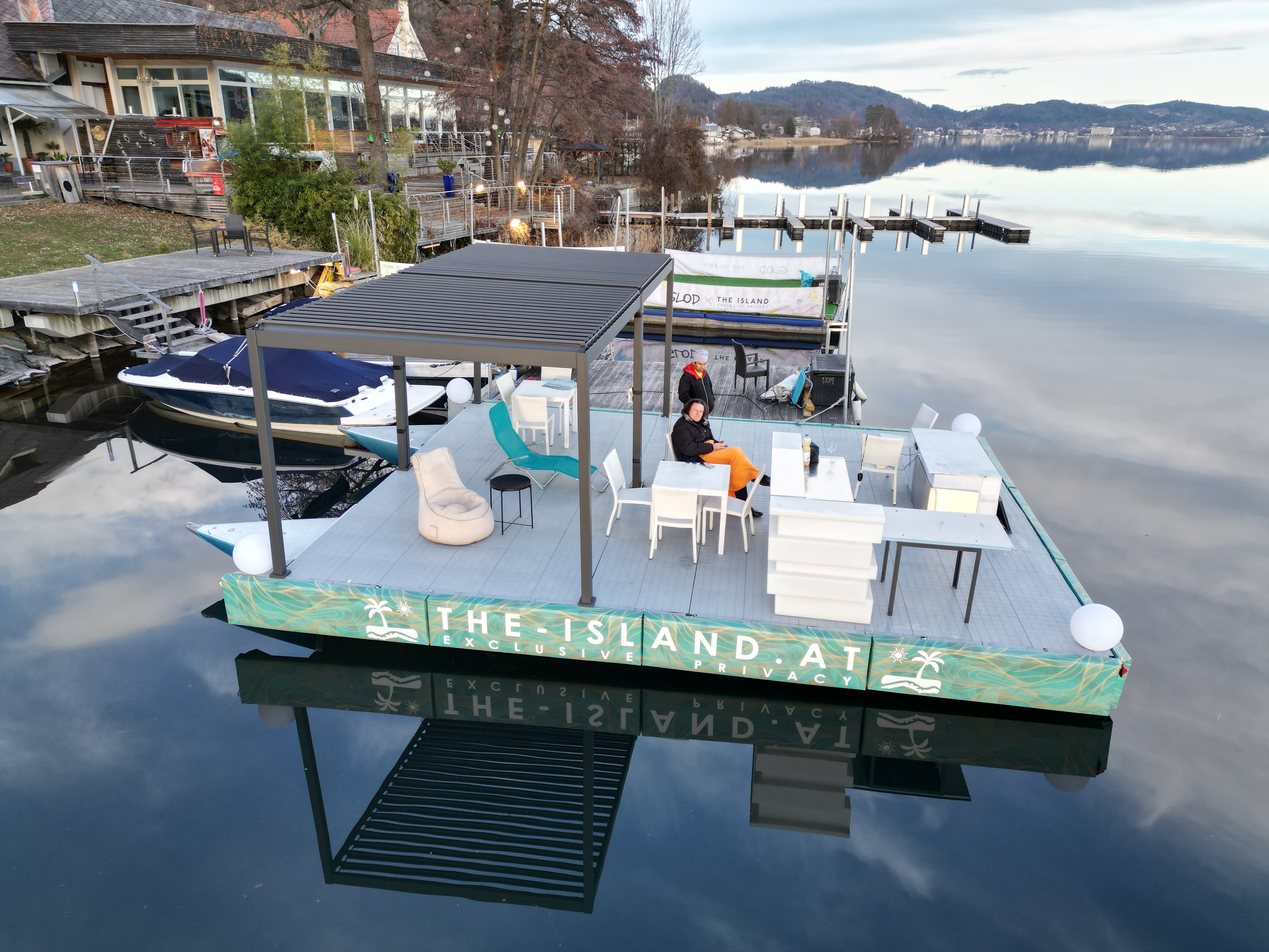 Matrimonio - Liebenfels - THE ISLAND ULTIMATE, vor dem See-Restaurant Saag - THE ISLAND - die schwimmende Location am Wörthersee