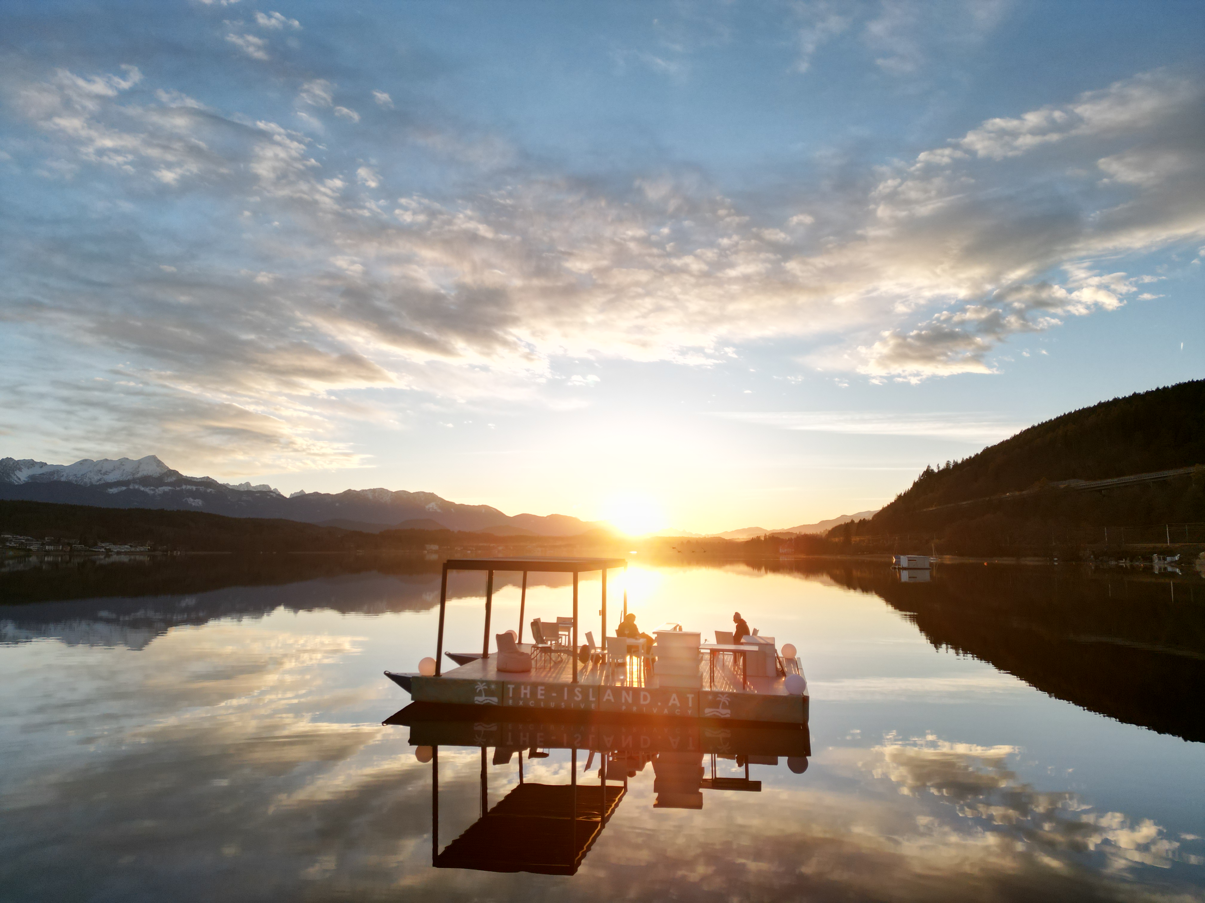 Hochzeitslocation: THE ISLAND-Sundowner - THE ISLAND - die schwimmende Location am Wörthersee