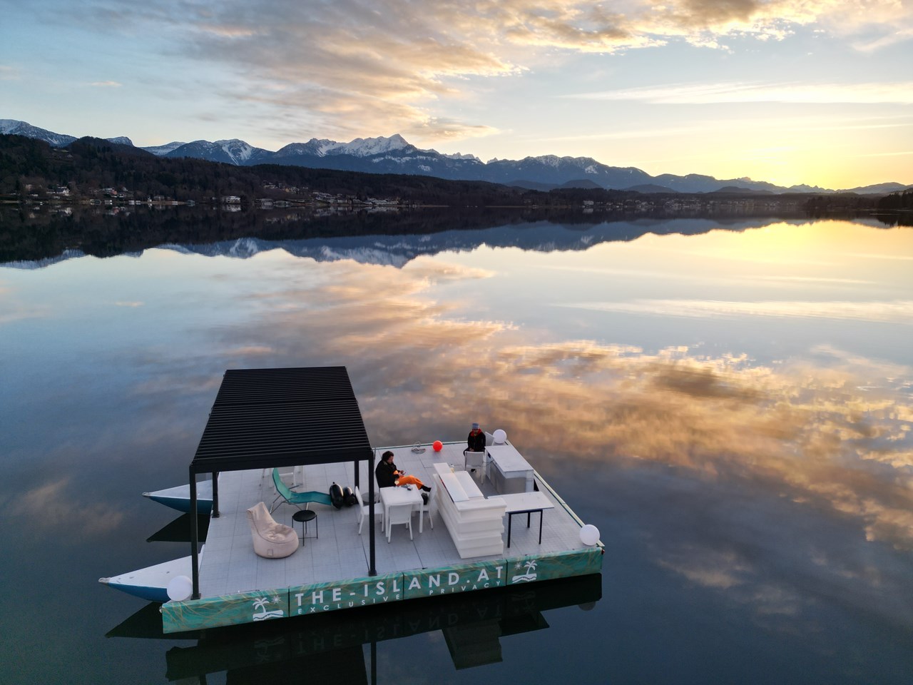 THE ISLAND - die schwimmende Location am Wörthersee Informatie over de balzalen HET EILAND. ULTIEM