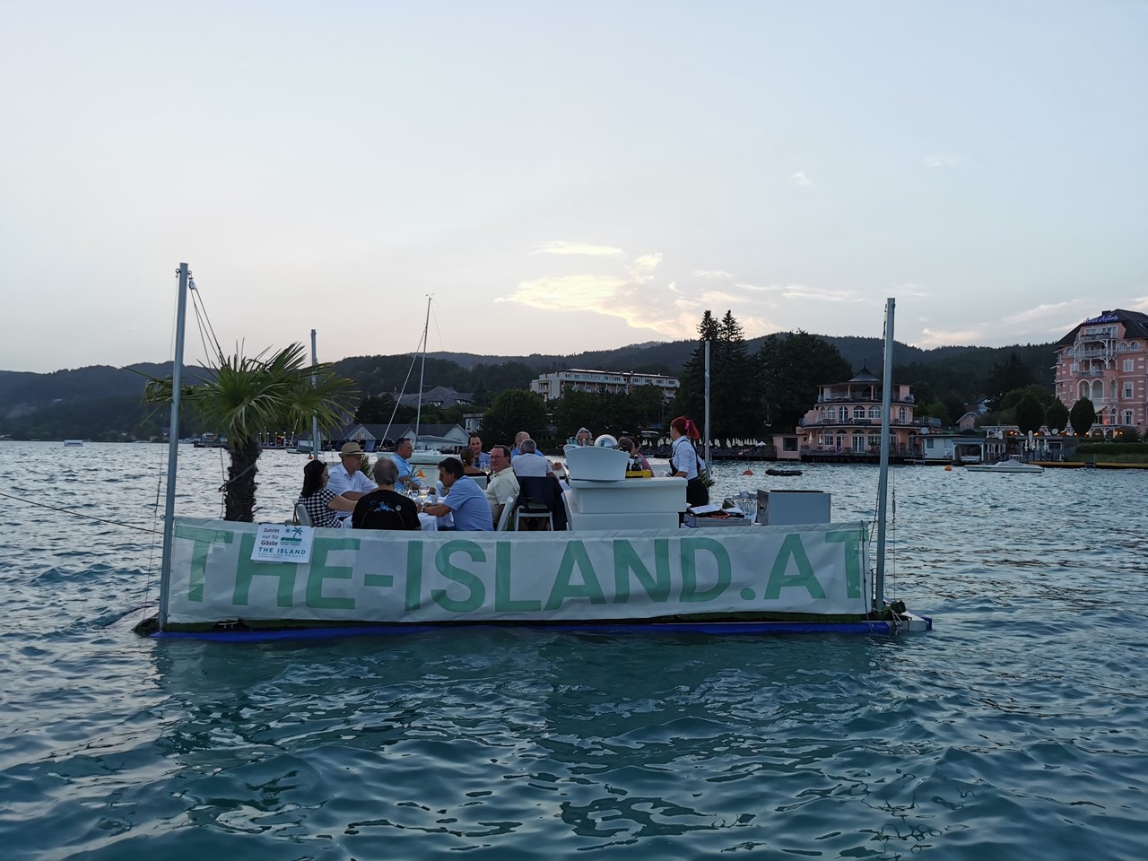 THE ISLAND - die schwimmende Location am Wörthersee Informatie over de balzalen HET EILAND. zonnedek 2