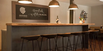Wedding - PLZ 71566 (Deutschland) - Unsere Theke mit Kühlschränken integriert. - momo Eventlocation