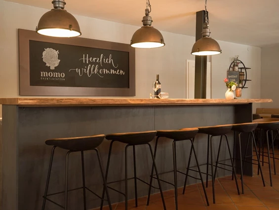 Hochzeitslocation: Unsere Theke mit Kühlschränken integriert. - momo Eventlocation
