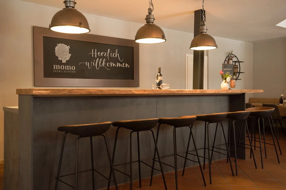 Hochzeitslocation: Unsere Theke mit Kühlschränken integriert. - momo Eventlocation