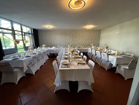 Hochzeitslocation: Zweiter Saal für eine Hochzeit eingedeckt - momo Eventlocation