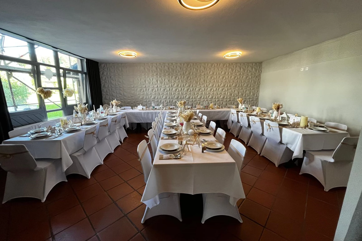 Hochzeitslocation: Zweiter Saal für eine Hochzeit eingedeckt - momo Eventlocation