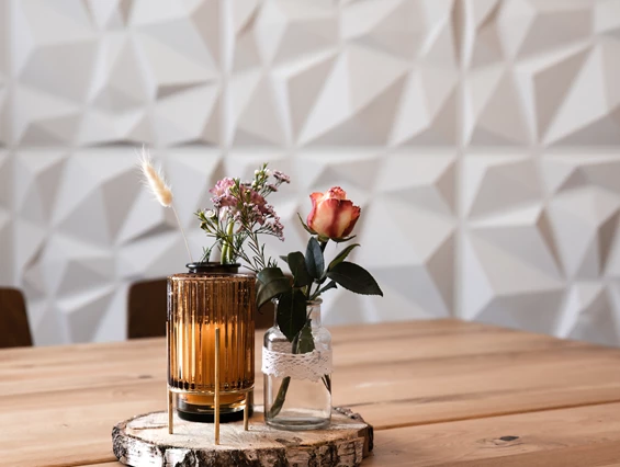 Hochzeitslocation: Dekooptionen auf unseren wunderschönen Holztischen mit unserer tollen, modernen Wand im Hintergrund (zweiter Saal) - momo Eventlocation