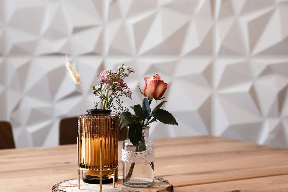 Hochzeitslocation: Dekooptionen auf unseren wunderschönen Holztischen mit unserer tollen, modernen Wand im Hintergrund (zweiter Saal) - momo Eventlocation