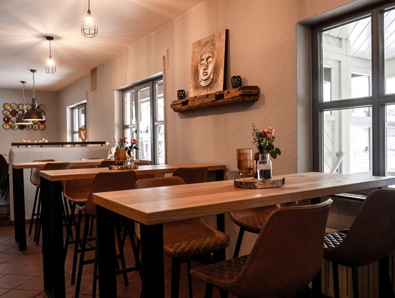 Hochzeitslocation: Blick in den Hauptraum: unsere hohen Tische im ersten Saal, im Hintergrund oben weitere Sitzmöglichkeiten - momo Eventlocation