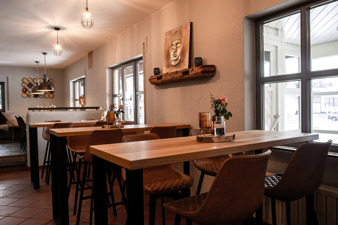 Hochzeitslocation: Blick in den Hauptraum: unsere hohen Tische im ersten Saal, im Hintergrund oben weitere Sitzmöglichkeiten - momo Eventlocation