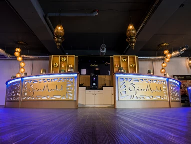 Hochzeit: Die Eventlocation SpiceMarket ist im Raum Heidelberg und Karlsruhe der ideale Ort für Hochzeiten, Firmenfeiern, Sommerfeste und Weihnachtsfeiern. Mit einer Fläche von über 200 qm verzaubert der SpiceMarket mit einen faszinierenden Rundumblick über den See und die Natur. Der im orientalisch  gebauten Veranstaltungssaal bietet eine wunderschöne und einzigartige Kulisse für Veranstaltungen. - SpiceMarket