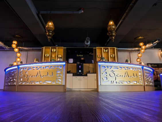 Hochzeit: Die Eventlocation SpiceMarket ist im Raum Heidelberg und Karlsruhe der ideale Ort für Hochzeiten, Firmenfeiern, Sommerfeste und Weihnachtsfeiern. Mit einer Fläche von über 200 qm verzaubert der SpiceMarket mit einen faszinierenden Rundumblick über den See und die Natur. Der im orientalisch  gebauten Veranstaltungssaal bietet eine wunderschöne und einzigartige Kulisse für Veranstaltungen. - SpiceMarket