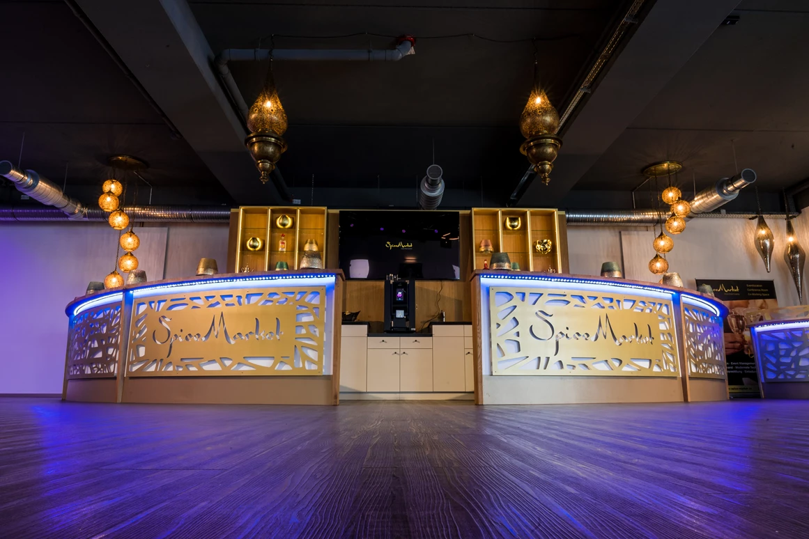 Hochzeit: Die Eventlocation SpiceMarket ist im Raum Heidelberg und Karlsruhe der ideale Ort für Hochzeiten, Firmenfeiern, Sommerfeste und Weihnachtsfeiern. Mit einer Fläche von über 200 qm verzaubert der SpiceMarket mit einen faszinierenden Rundumblick über den See und die Natur. Der im orientalisch  gebauten Veranstaltungssaal bietet eine wunderschöne und einzigartige Kulisse für Veranstaltungen. - SpiceMarket