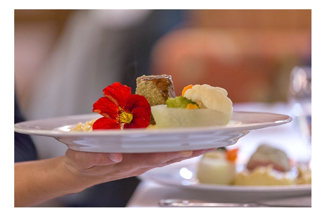 Hochzeit: Hauptgericht - Schweinefiletmedaillons in der Kräuterkruste mit Gemüseschiffchen - Relax- & Vitalhotel Adler