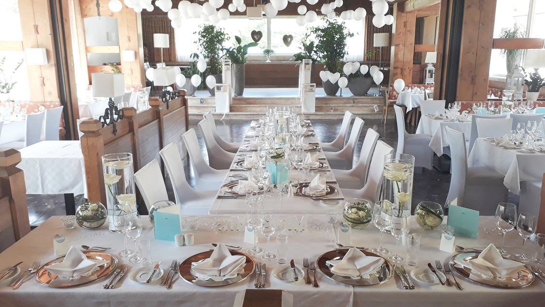 Hochzeit: Speisesaal mit Hochzeitstafel - Relax- & Vitalhotel Adler