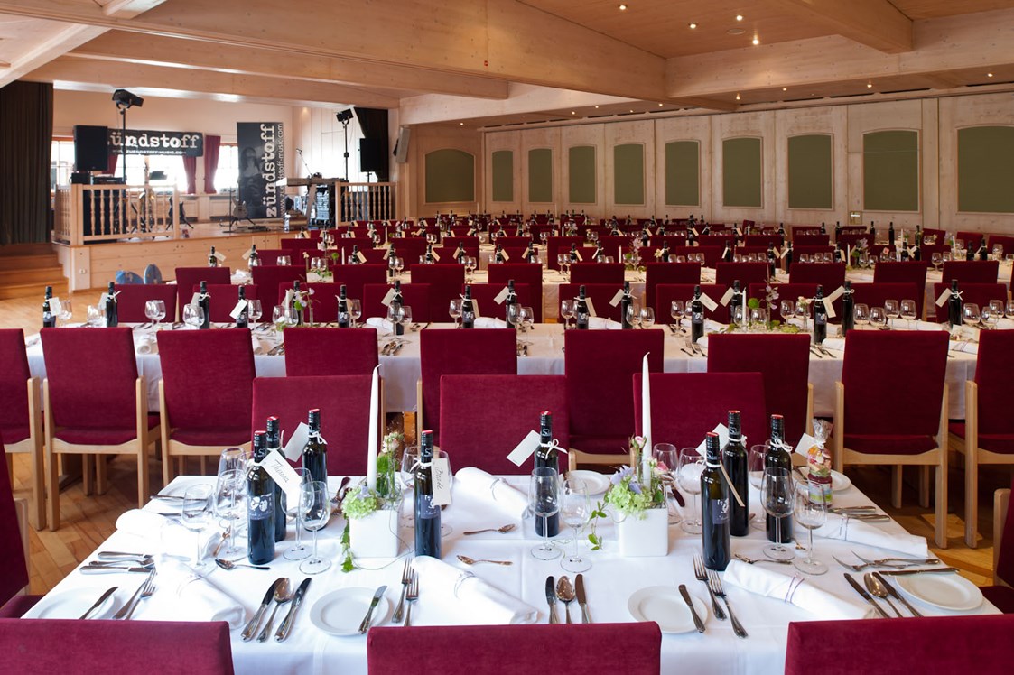 Hochzeit: Saal ohne Hussen - Hotel Krone