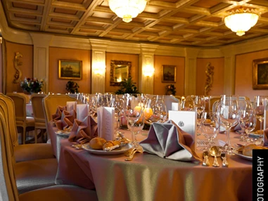 Hochzeitslocation: Der Festsaal des Hotel Schloss Dürnstein in Niederösterreich.
 - Hotel Schloß Dürnstein