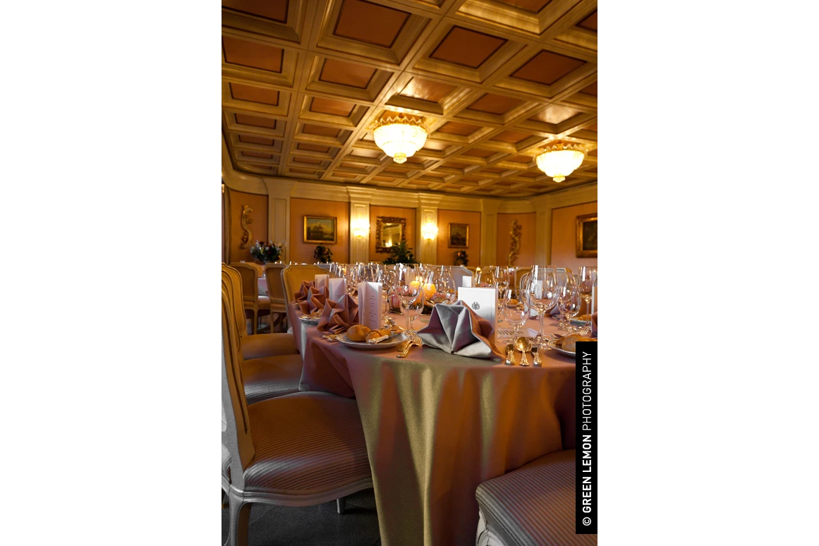 Hochzeitslocation: Der Festsaal des Hotel Schloss Dürnstein in Niederösterreich.
 - Hotel Schloß Dürnstein