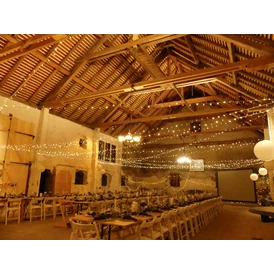 Hochzeit: 380 Quadratmeter große Festscheune, welche sowohl als Rückzugsort während schlechtem Wetter genutzt werden kann, als auch als Ort des Feierns  - Rittergut Mosisgreut 