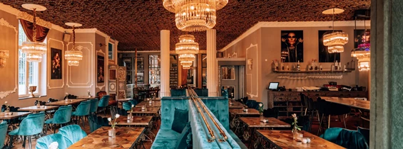 Hochzeitslocation: Der Grand Salon.
einem Ort, der Luxus, Stil und technologische Innova-tion vereint, um Ihre Veranstaltung mit bis zu 100 Personen zu einem unvergesslichen Er-lebnis zu machen. 4 Meter LED Display, und bequeme Muschelstühle, bietet der Grand Salon eine einzigartige Atmosphäre - À la Gare