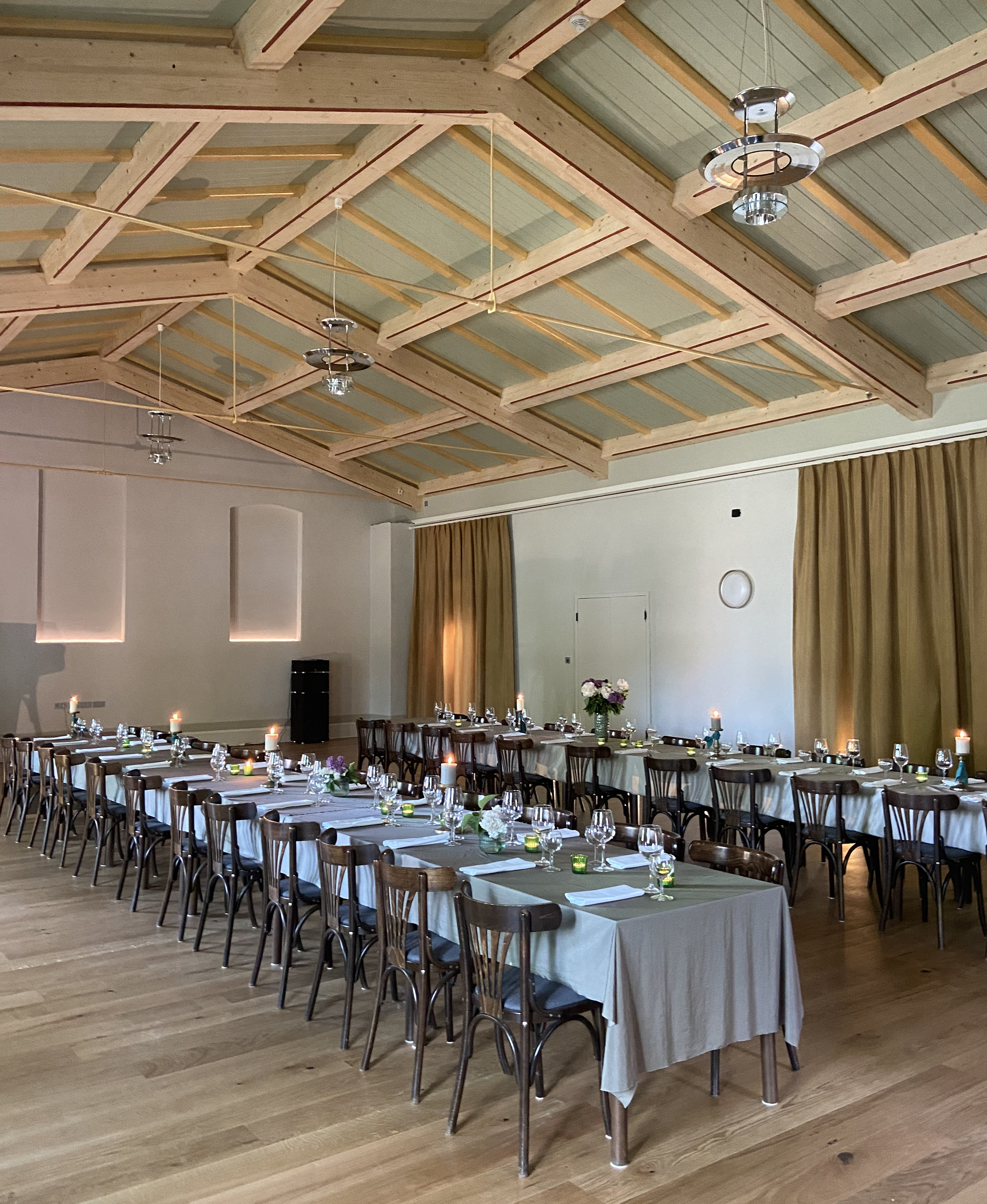 Mariage - Kirche - Allemagne - Der Saal bietet alle Funktionen, vom gesetzten Essen bis zum Hochzeitstanz und zur Party danach - Landhaus Kastanie