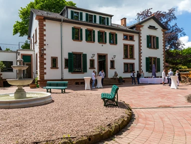 Hochzeit: Die Hochzeitsvilla Renting erstreckt sich über 700 Quadratmeter. - Villa Renting