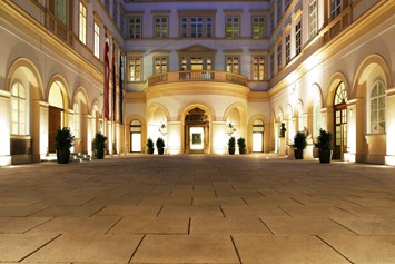 Hochzeit: Innenhof - Palais Niederösterreich