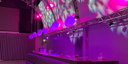 Hochzeit - PLZ 77866 (Deutschland) - Saal Magnum - großer, moderner Hochzeitssaal mit großer Getränketheke individuell zu beleuchten - Presswerk Eventhaus