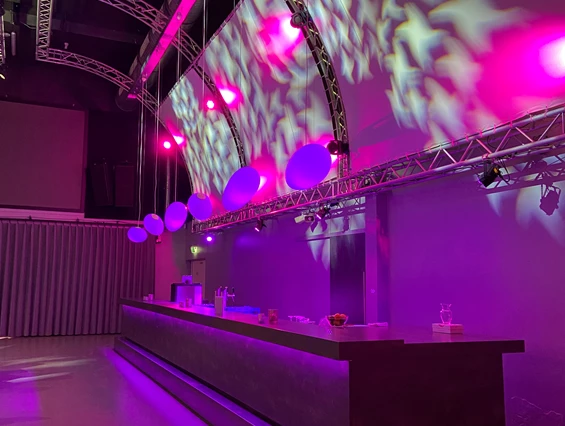 Hochzeit: Saal Magnum - großer, moderner Hochzeitssaal mit großer Getränketheke individuell zu beleuchten - Presswerk Eventhaus
