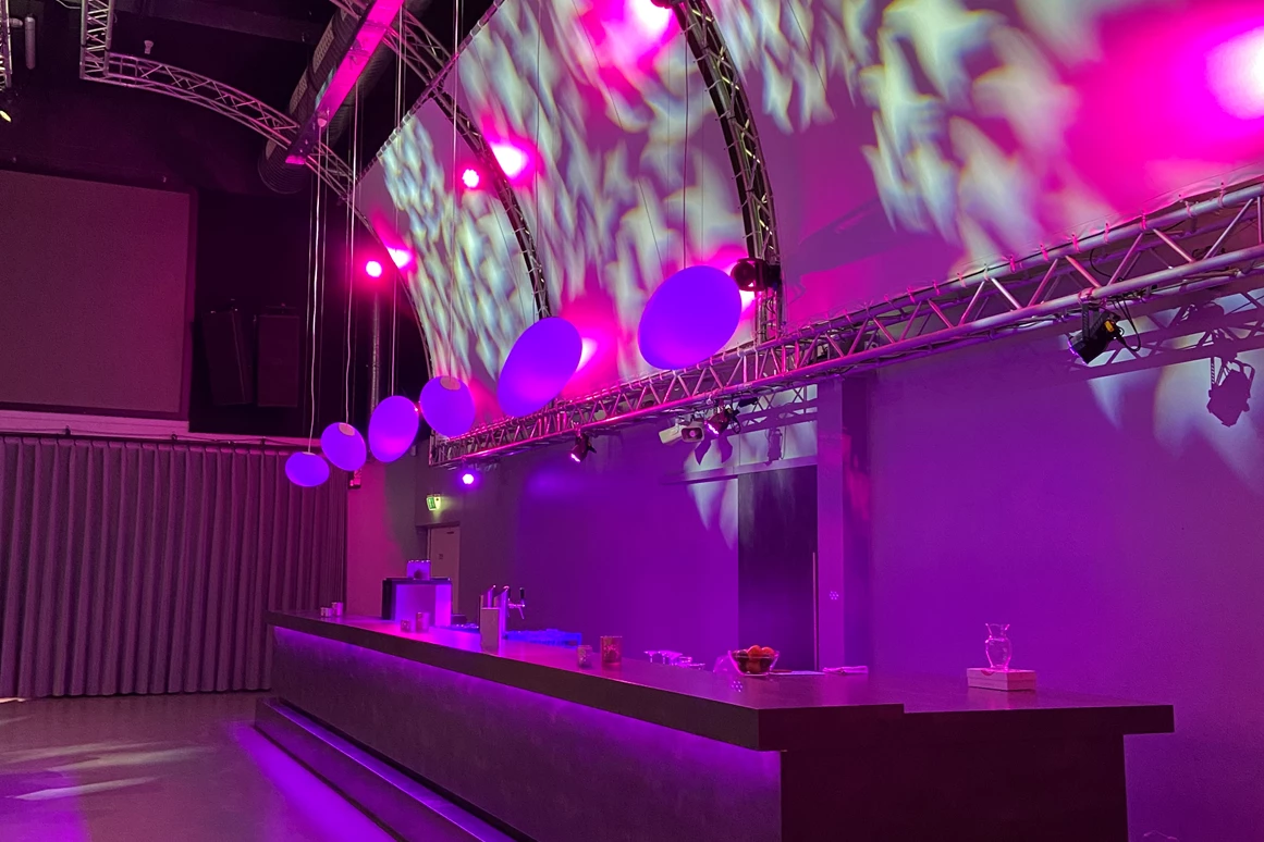 Hochzeit: Saal Magnum - großer, moderner Hochzeitssaal mit großer Getränketheke individuell zu beleuchten - Presswerk Eventhaus