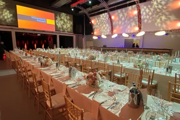 Hochzeit: Saal Magnum - großer, moderner Hochzeitssaal mit Bühne und Leinwand - Presswerk Eventhaus