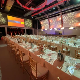 Hochzeit: Saal Magnum - großer, moderner Hochzeitssaal mit Bühne und Leinwand - Presswerk Eventhaus