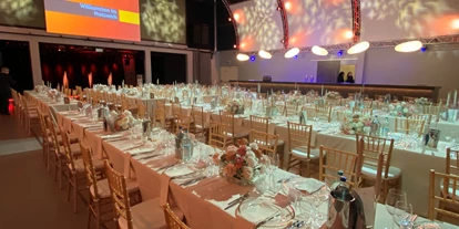 Hochzeit - PLZ 77866 (Deutschland) - Saal Magnum - großer, moderner Hochzeitssaal mit Bühne und Leinwand - Presswerk Eventhaus