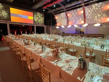 Hochzeit: Saal Magnum - großer, moderner Hochzeitssaal mit Bühne und Leinwand - Presswerk Eventhaus