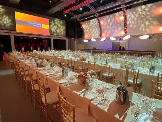 Hochzeit: Saal Magnum - großer, moderner Hochzeitssaal mit Bühne und Leinwand - Presswerk Eventhaus