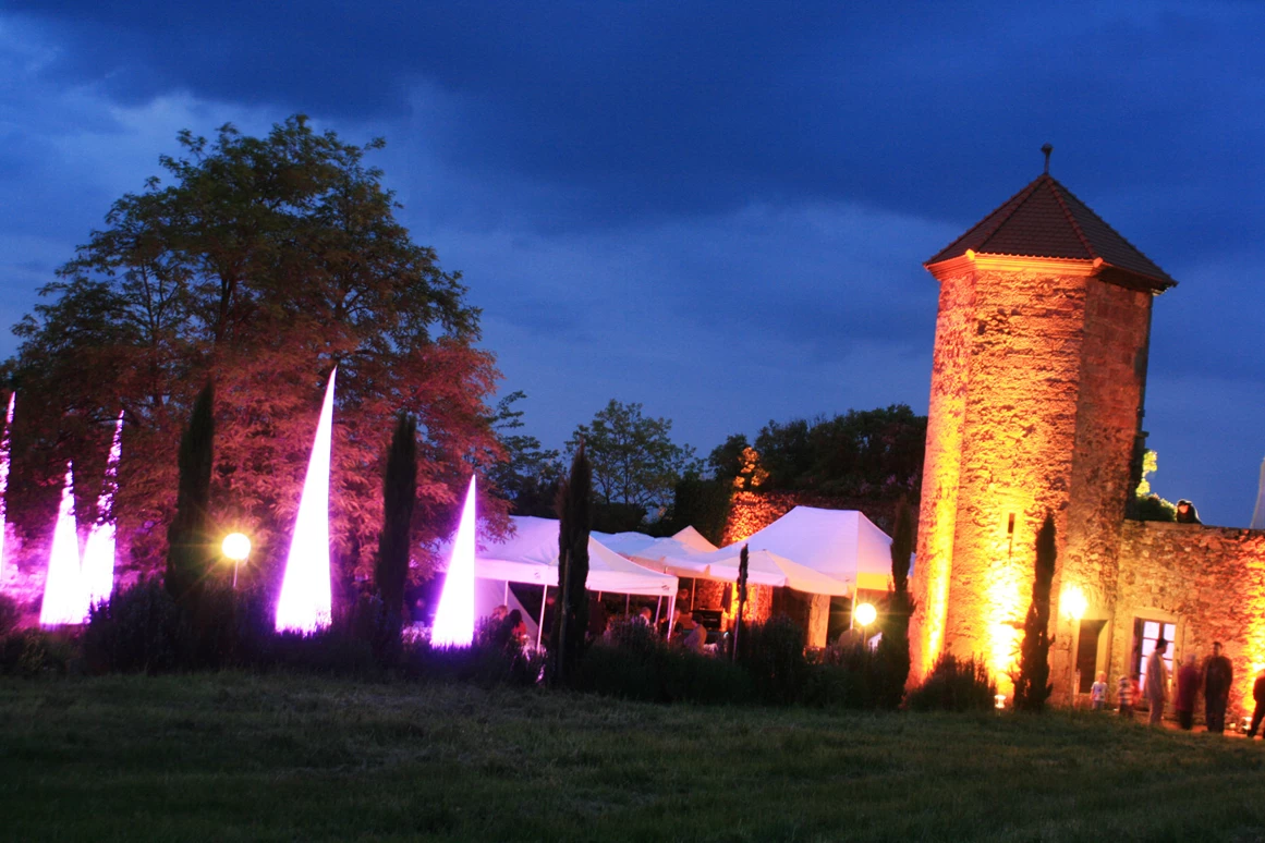 Hochzeit: Die Hochzeitslocation Burg Battenberg/Pfalz bei Nacht. - Burg Battenberg / Pfalz