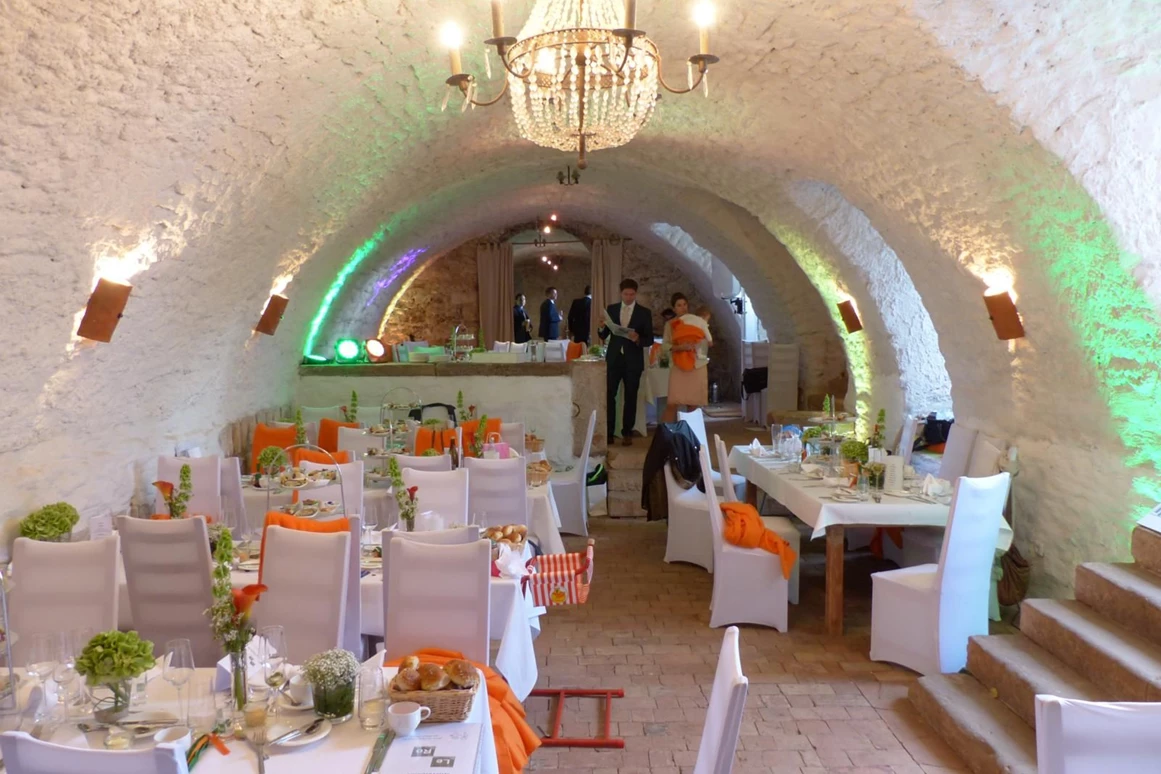 Hochzeit: Der Gewölbekeller der Burg Battenberg bietet Platz für bis zu 90 Hochzeitsgäste. - Burg Battenberg / Pfalz