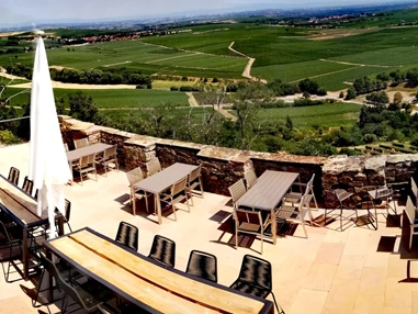 Hochzeit: Die Festterrasse der Burg Battenberg. - Burg Battenberg / Pfalz