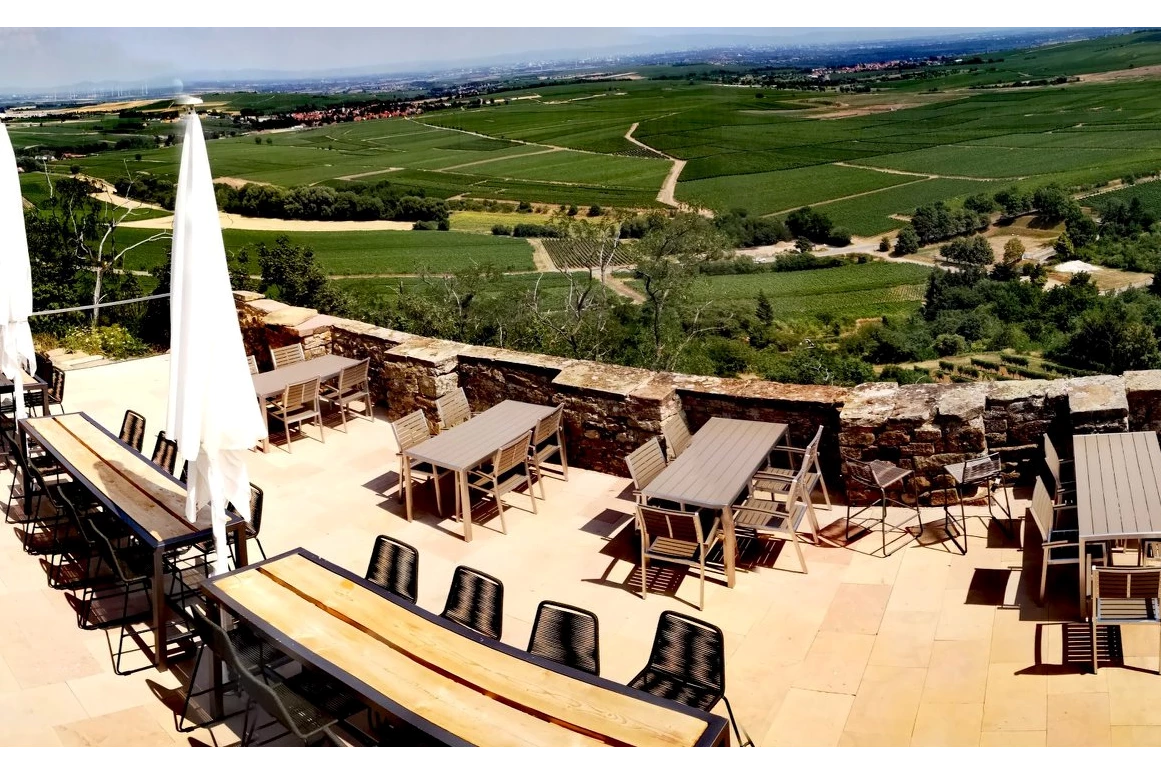 Hochzeit: Die Festterrasse der Burg Battenberg. - Burg Battenberg / Pfalz