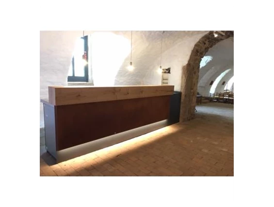 Hochzeit: Die Bar im Gewölbekeller. - Burg Battenberg / Pfalz